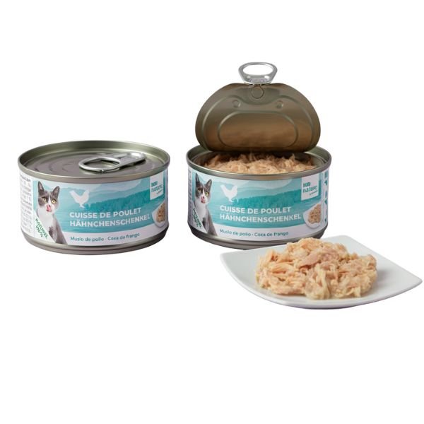 Deliciosa receta elaborada con muslo de pollo 100% natural. Textura suave y digestible, ideal para gatos sensibles o que prefieren sabores más suaves. Fórmula limpia y alta en proteína.