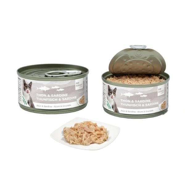 Lata de comida para gatos Bubi Nature CAT sabor Atún y Sardina 70g, mostrada cerrada y abierta con el alimento visible