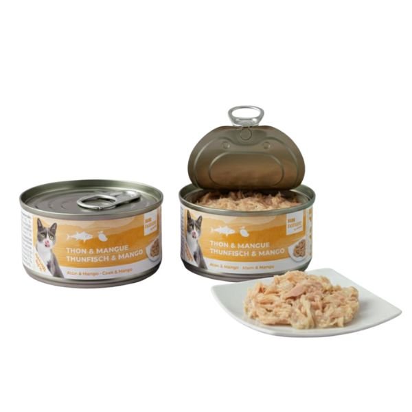Latas de Bubi Nature CAT Atún y Mango de 70 g, con una lata abierta mostrando la comida húmeda deshilachada y un plato con la ración servida.