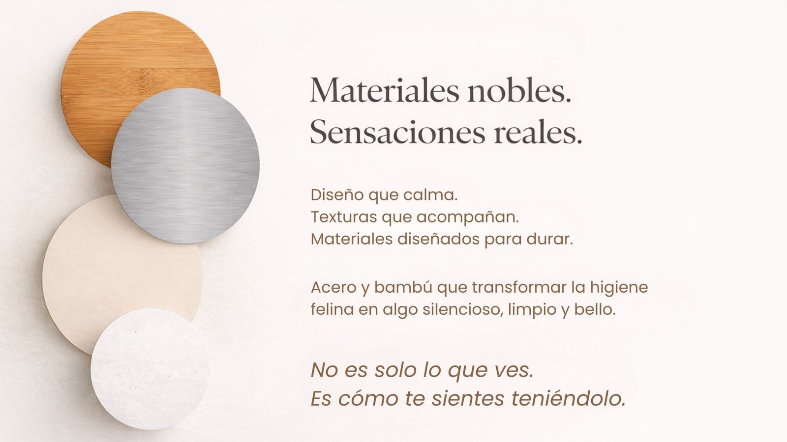 Arenero de diseño SteelNest de MichiCat con acero inoxidable y bambú natural en tonos neutros, materiales nobles pensados para una higiene felina elegante y duradera
