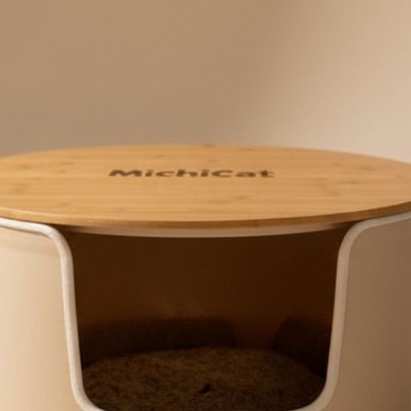 Encaje perfecto de la tapa de bambú del arenero SteelNest, diseñada para estabilidad y rutina sin sobresaltos