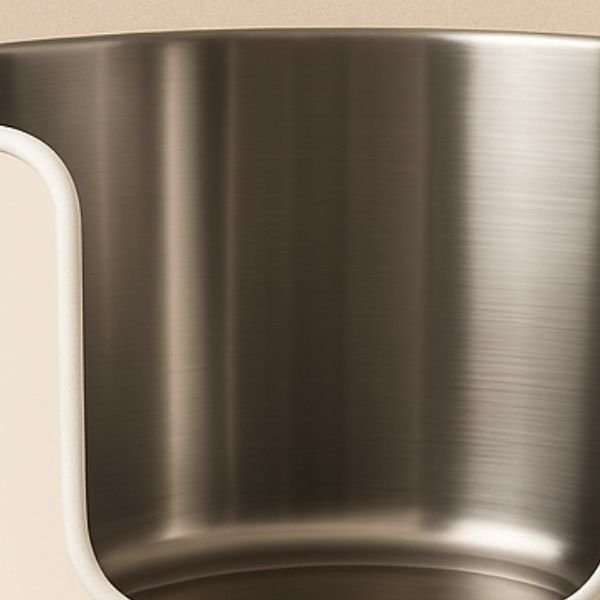 Interior redondo del arenero SteelNest de acero inoxidable con arena TofuMeow, diseñado para respetar el comportamiento natural del gato