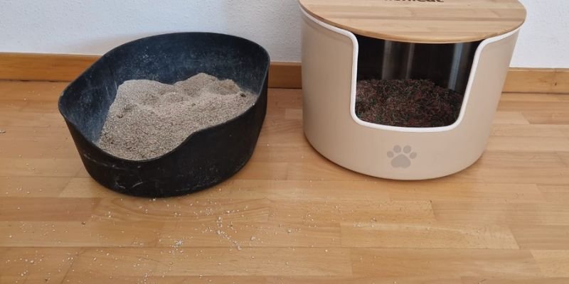 Comparativa entre arenero mineral negro sucio y SteelNest MichiCat con arena vegetal TofuMeow Candy Explosion